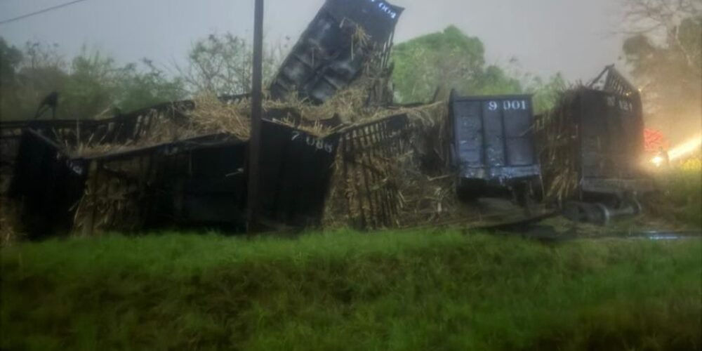 Descarrila locomotora con vagones de caña en sector Buena Vista